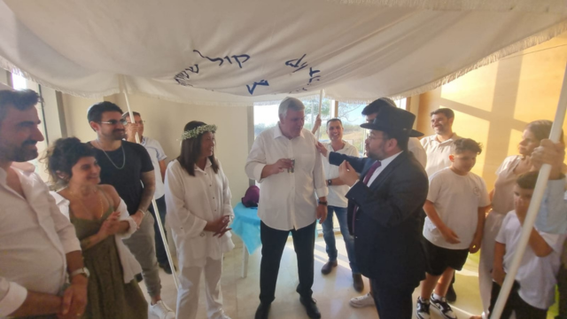 גנדלמן ושגב מתחתנים. מימין: הרב נורדמן