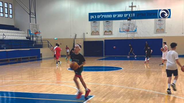 אולם הספורט בפסגת זאב. המאמן נועל  