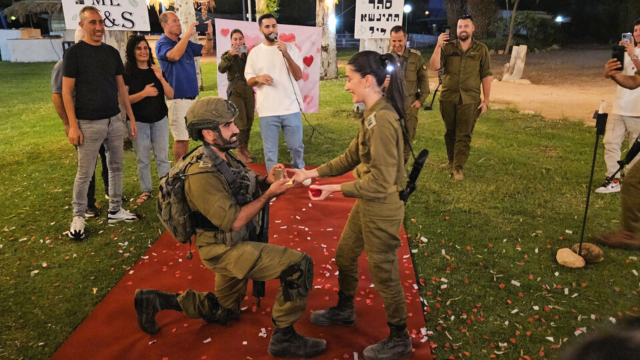 חתונה בצל המלחמה. טל וסהר בבסיס צאלים |