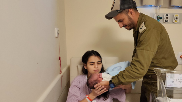 אפריים וקורל סוסונוב עם התינוק לאחר הלידה