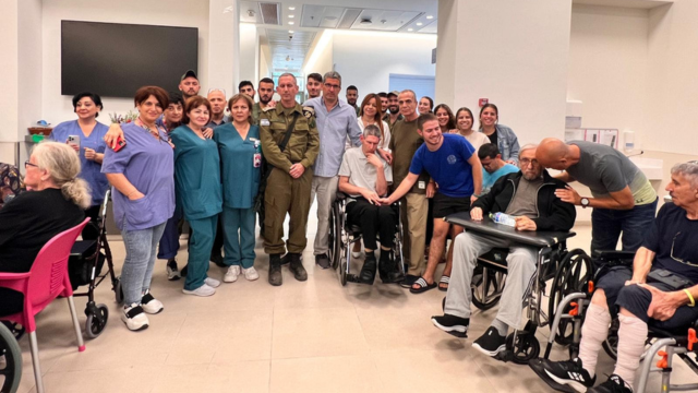 דובר צה"ל בביקור, אחיו יוני בכסא הגלגלים 