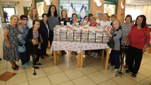 האזרחים הוותיקים שאפו את העוגיות