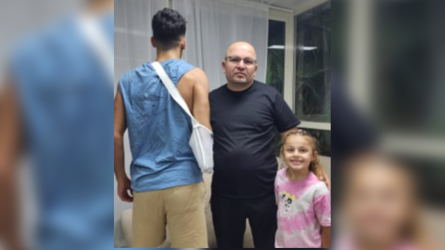 ד"ר אבו עיסא ובתו מבקרים חייל פצוע מהעיר