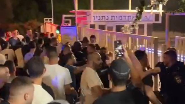 מפגינים מנסים לפרוץ את שערי המכללה האקדמית נתניה