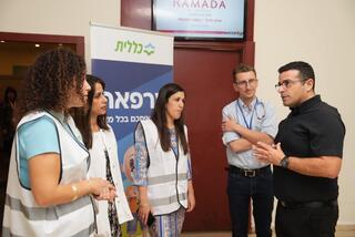 ארז לוי בתדרוך עם צוות רפואי
