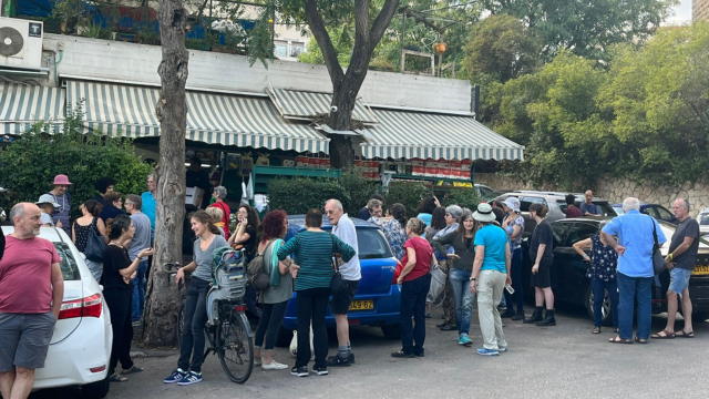 התושבים הגיעו לתמוך בבעל המכולת