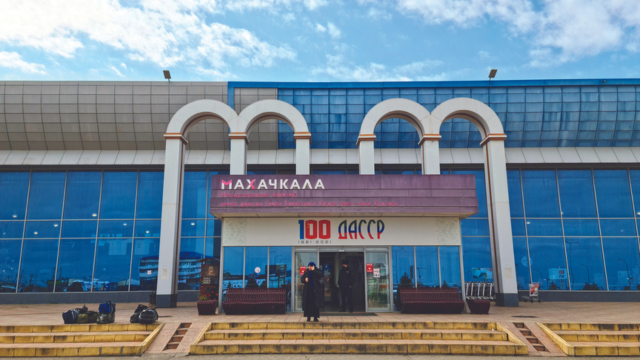 שדה התעופה במחצ'קאלה. לבייב טוען כי את המהומות ביצע מיעוט קולני