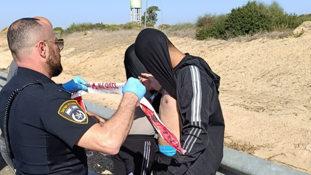 השוטרים עוצרים את שני השוהים הבלתי חוקיים