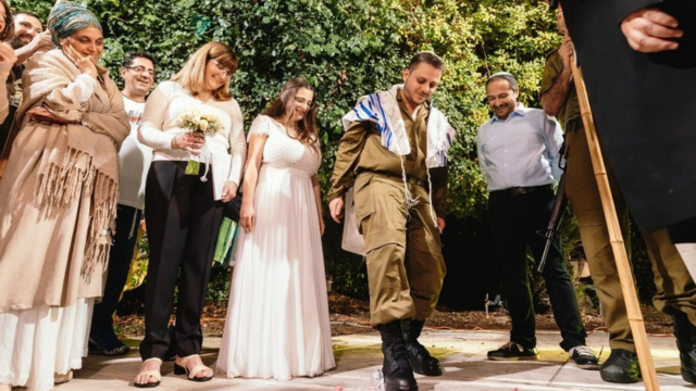 יוסף רוטנברג ועדי ממן. "רצינו להתחתן, לשמח קצת את החיילים"