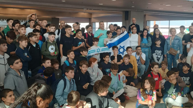 הילדים והמלווים בשדה התעופה. חוויה יוצאת דופן