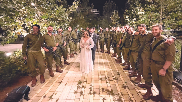 "מרגש". בני הזוג בחתונה עם חברים מילואימניקים