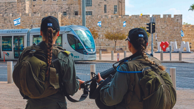 חיילות מאבטחות את העיר