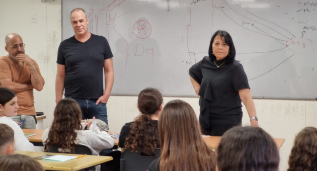 ד״ר אורנה שמחון ועידן גרינבאום עם תלמידי המפונים