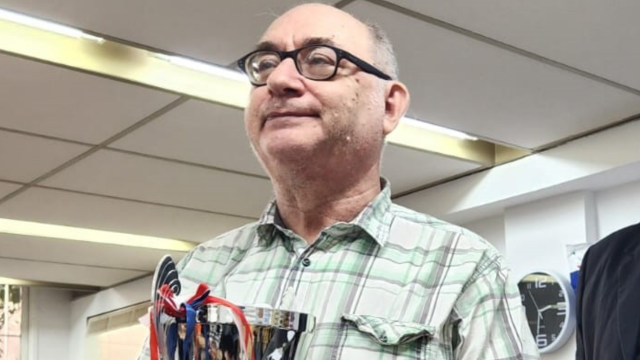 סמיון דבויריס עם הגביע. תואר שני שלו בשנת 2023
