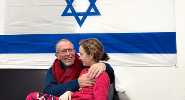 המפגש הראשוני בין אמילי הנד לאביה