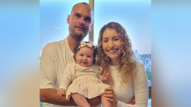 סתיו עם בעלה זיו ז"ל ובתם מיה 