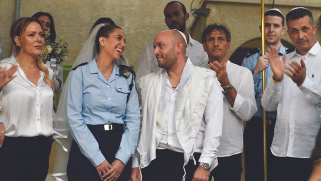 בני הזוג מתחת לחופה. חתונה בבסיס צבאי
