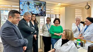 אלי כהן, מנכ"ל כללית עם ארז לוי, מנהל מחוז ירושלים במרפאה עבור מפונים בעלי צרכים מיוחדים במלון ההחלמה 