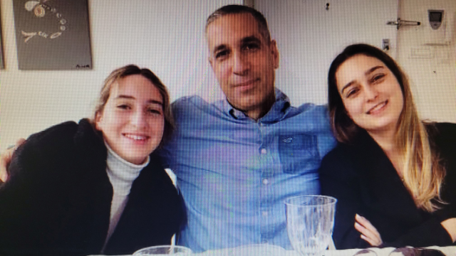 יצא לרכב על אופניו. רון בנימין עם בנותיו שי וגיל