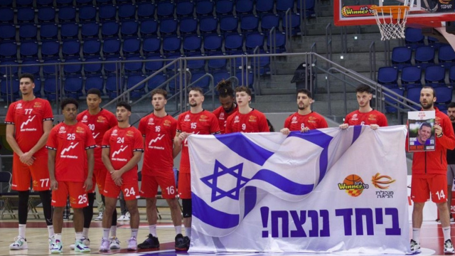 שחקני ב"ש לפני המשחק מול עפולה. יצטרכו להתעלות על עצמם מול הפועל ת"א