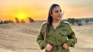 רותם שמשי, מאחוריה השקיעה בעזה