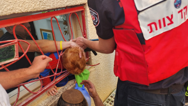ראשו של בן ארבע נלכד בין סורגי המתכת 