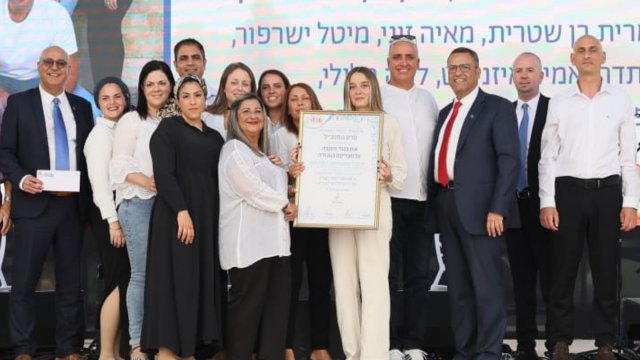 עובדי האגף לקידום עסקים בעירייה יחד עם משה ליאון ואיציק לארי