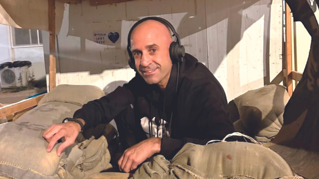 די.ג'יי ערן דבורה. קופץ מבסיס לבסיס