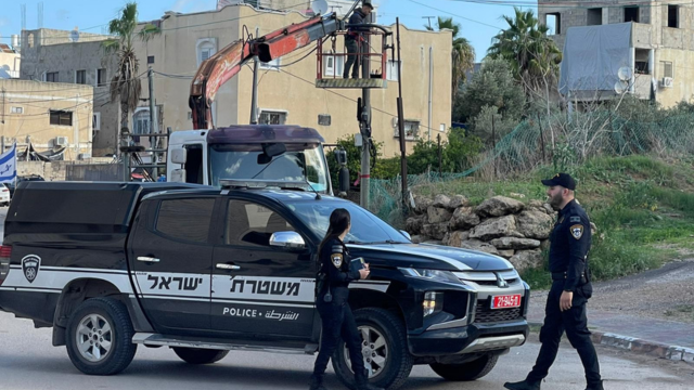 שוטרים מסירים מצלמות בג'סר א-זרקא