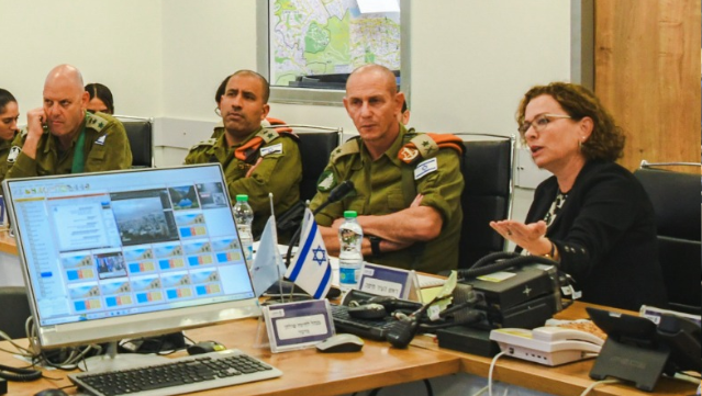 קליש והאלוף מילוא בחדר המלחמה בחיפה