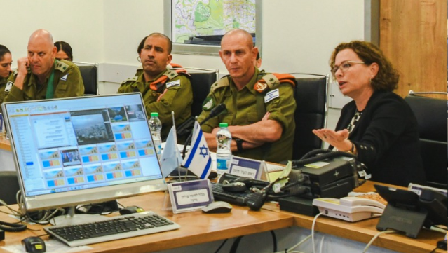 קליש והאלוף מילוא בחדר המלחמה בחיפה