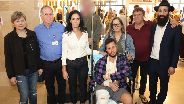 ילנה שמקלוב ומפקדו הראשון של אלכסיי שמקולוב ז"ל, מדליקים נר חנוכה ברמב"ם.  בתמונה, מימין לשמאל – מדליקי החנוכיה ברמב"ם: הרב שמוליק טורקוב, סמ"ר אור והוריו, מפקדו לשעבר של אלכסיי שמקלוב, רשל צרפתי, פרופ' מיקי הלברטל וילנה שמקולוב