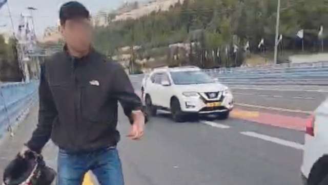 החשוד בתקיפה. נעצר בידי עוברי אורח
