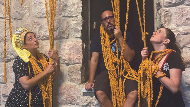 (משמאל) נגר וארז במחזה