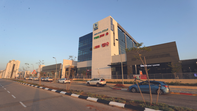 מרכז מסחרי בשכונת אור ים. "זה פאתי העיר"