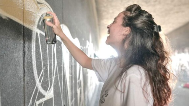 ענבר הימן ז"ל במהלך עבודת גרפיטי