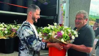 עדן חסון מחלק פרחים לאימהות