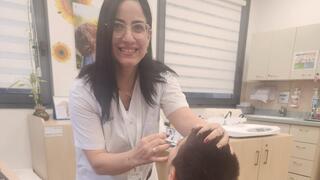 האחות מייסא סעיד מחסנת חיסון פלומיסט נגד השפעת במרכז בריאות הילד של כללית בארמון