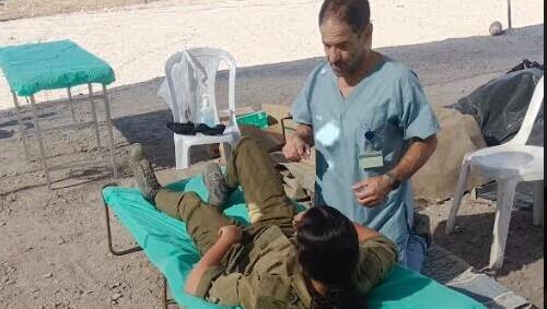 ד"ר פנסקי בבדיקת חיילת  בבסיס תותחנים