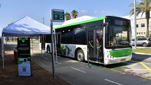 אוטובוס בפארק העסקים קיסריה. לא צריך סוללות כבדות