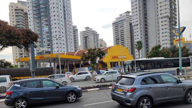 רחוב גיסין תחנת הדלק פז נווה גן - תמונת פייסבוק
