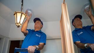 התקנת אביזרי בטיחות בבתי תושבים ותיקים ברחבי העיר