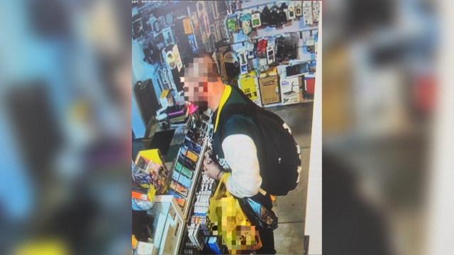 החשוד מתועד כשהוא מבצע את אחת העסקאות