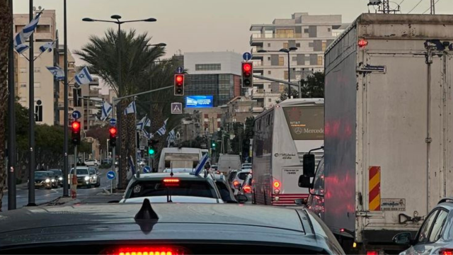 רמזור חדש במרכז קרית אתא מטריף את הנהגים 