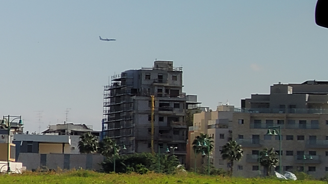 מטוס נוסעים מעל פתח תקוה