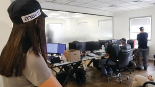 להמחשה בלבד. פשיטת משטרה על משרד חברה