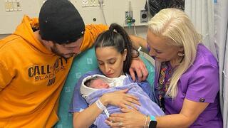 ההורים המאושרים והמיילדת איריס אייזנברג