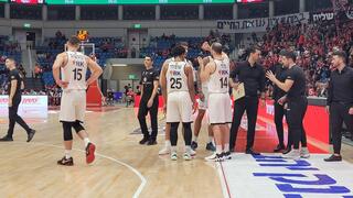 שמיר ועוזריו אמש בארנה. "אני חושב שזה היה אחד המשחקים הטובים שלנו מבחינת רמת הביצוע והשמירה בהגנה"