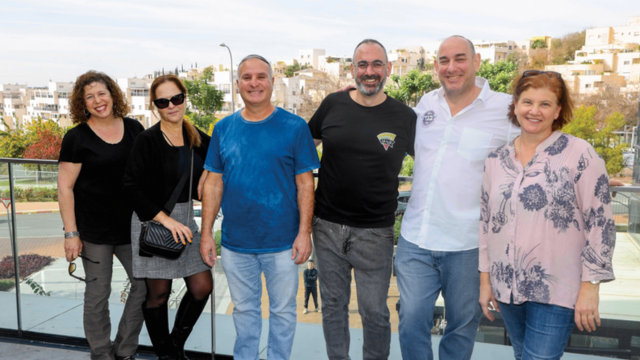 מימין: טרייסי רום, משה שוורץ, יניב מוראיטי, אדי בלנקו, ג'ודי אלקובי ומאירה פרימס