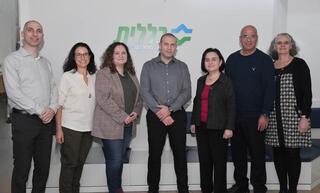 משמאל לימין: ד"ר מוסא זובידאת, ד"ר ליעד ורדי, ד"ר סונה כרכבי, רונן נודלמן (במרכז), ד"ר סילבי שילר, ד"ר עטא עבאס, ד"ר רחל דהן